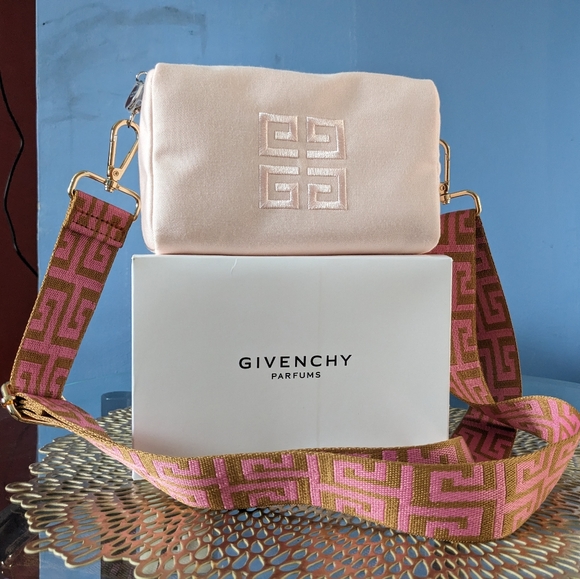 Givenchy - Picture 4 of 11